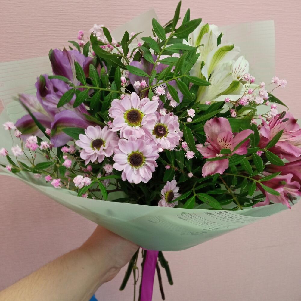 Букет с альстромерией, Сантини и гипсофилой