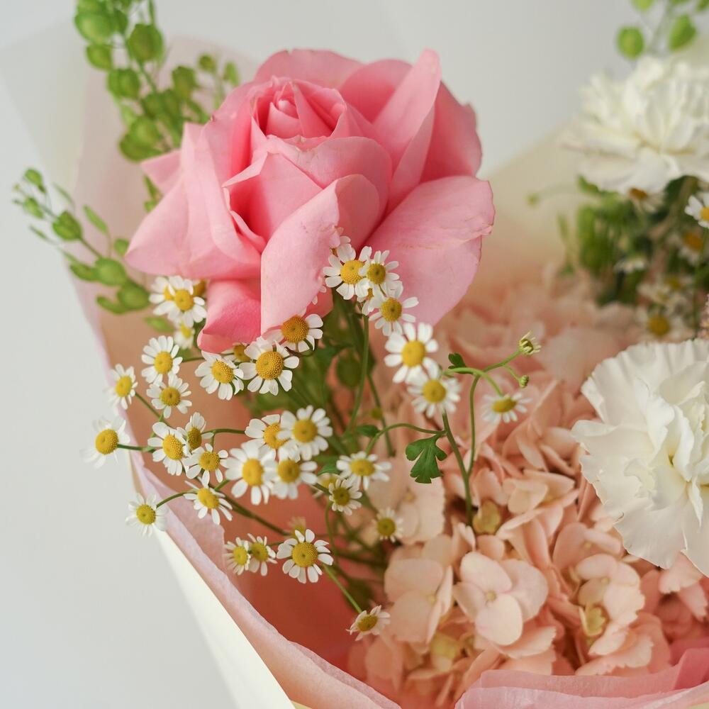 Букет с гортензией, розой, матрикарией