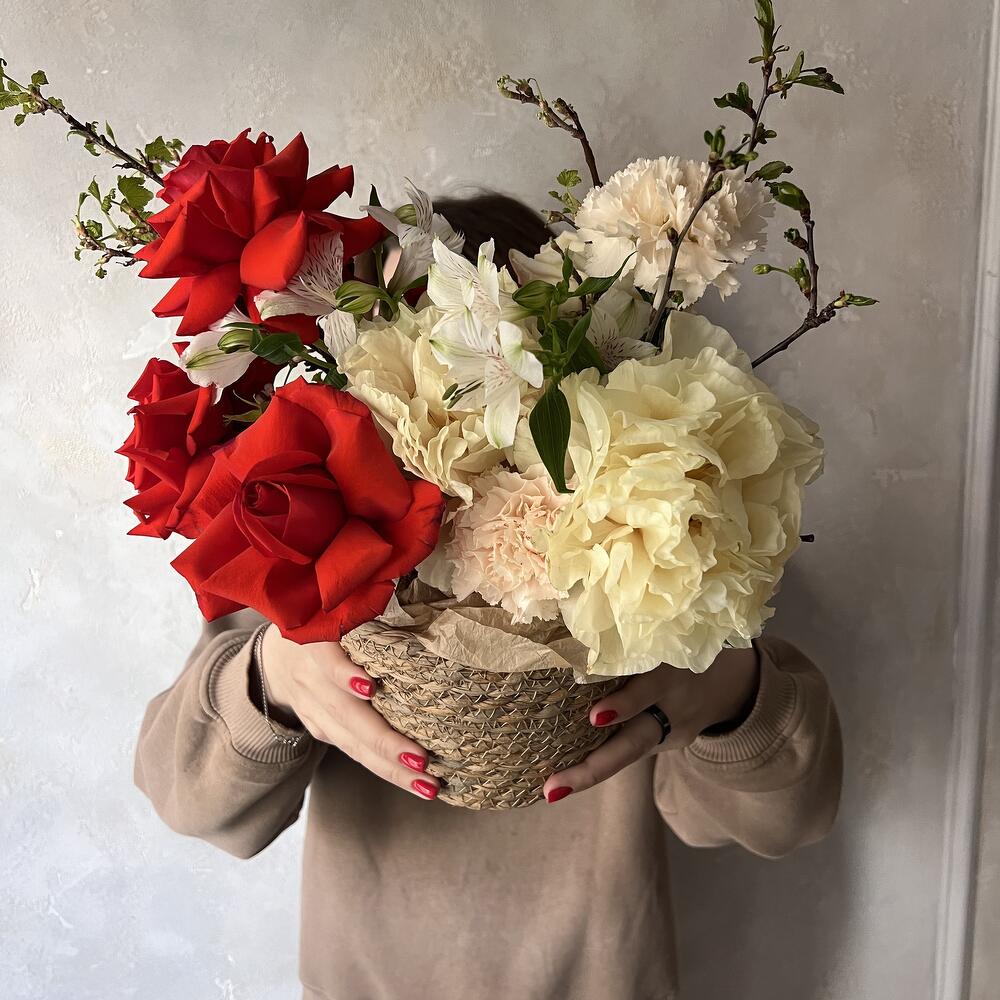 пионами и цветущими ветками пионами и цветущими ветками